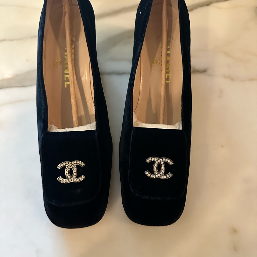 Gorgeous Nearly New Authentic CHANEL Dark Blue Velvet Heels w/Rhinestone Logo
